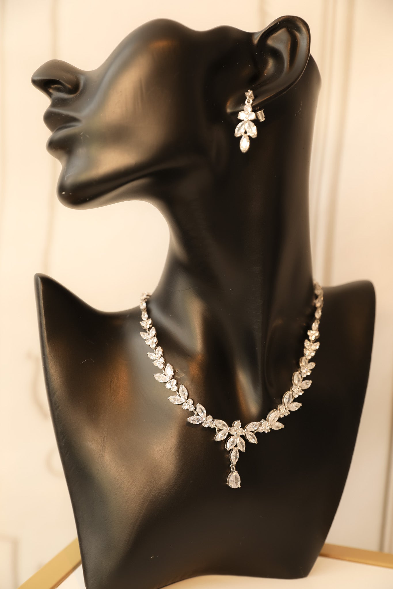 Nour Necklace and Earring set