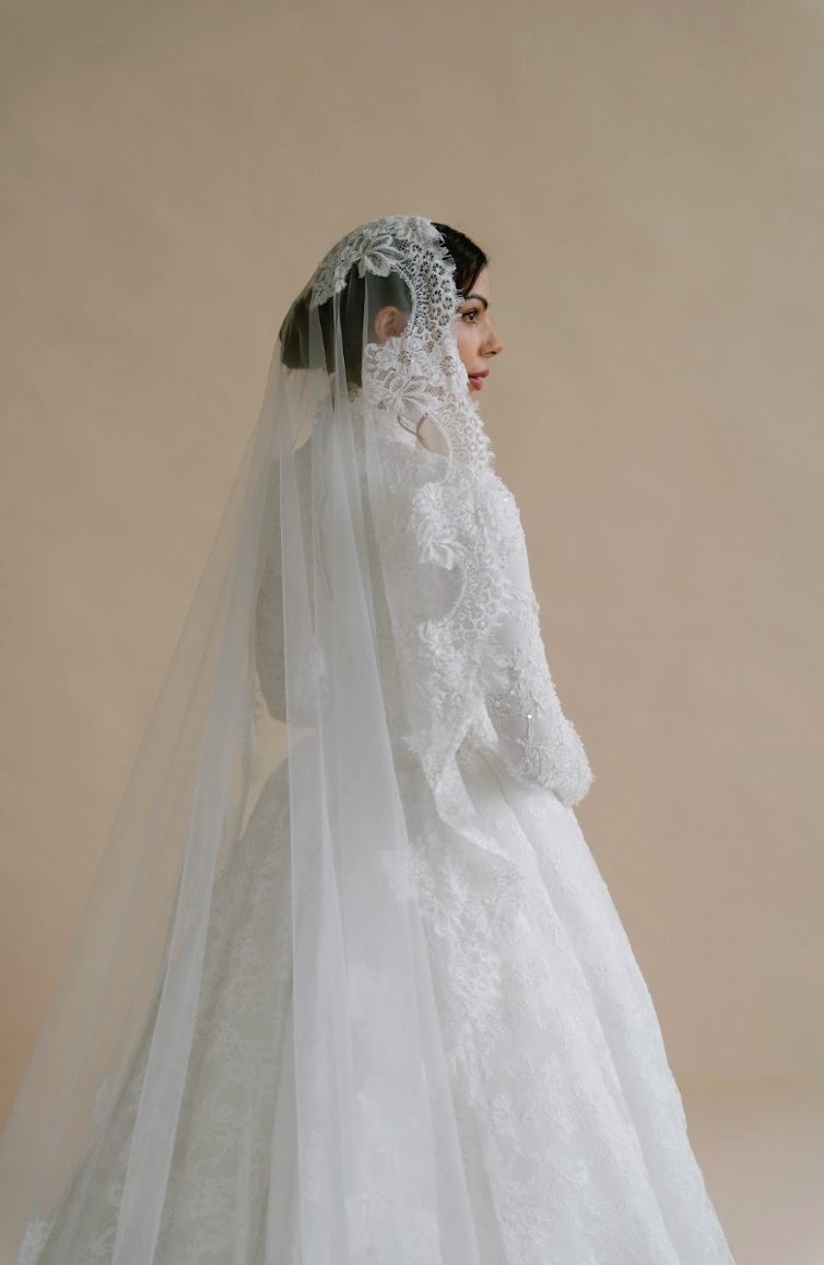 Anya lace border veil