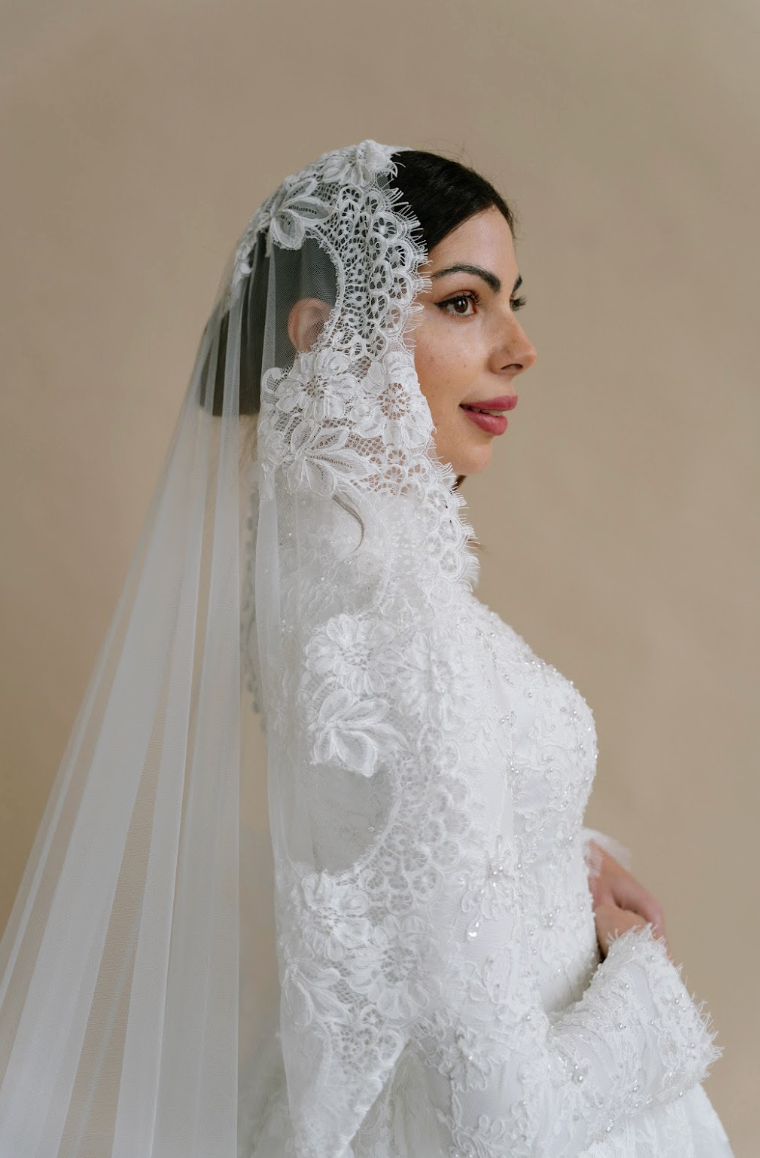 Anya lace border veil